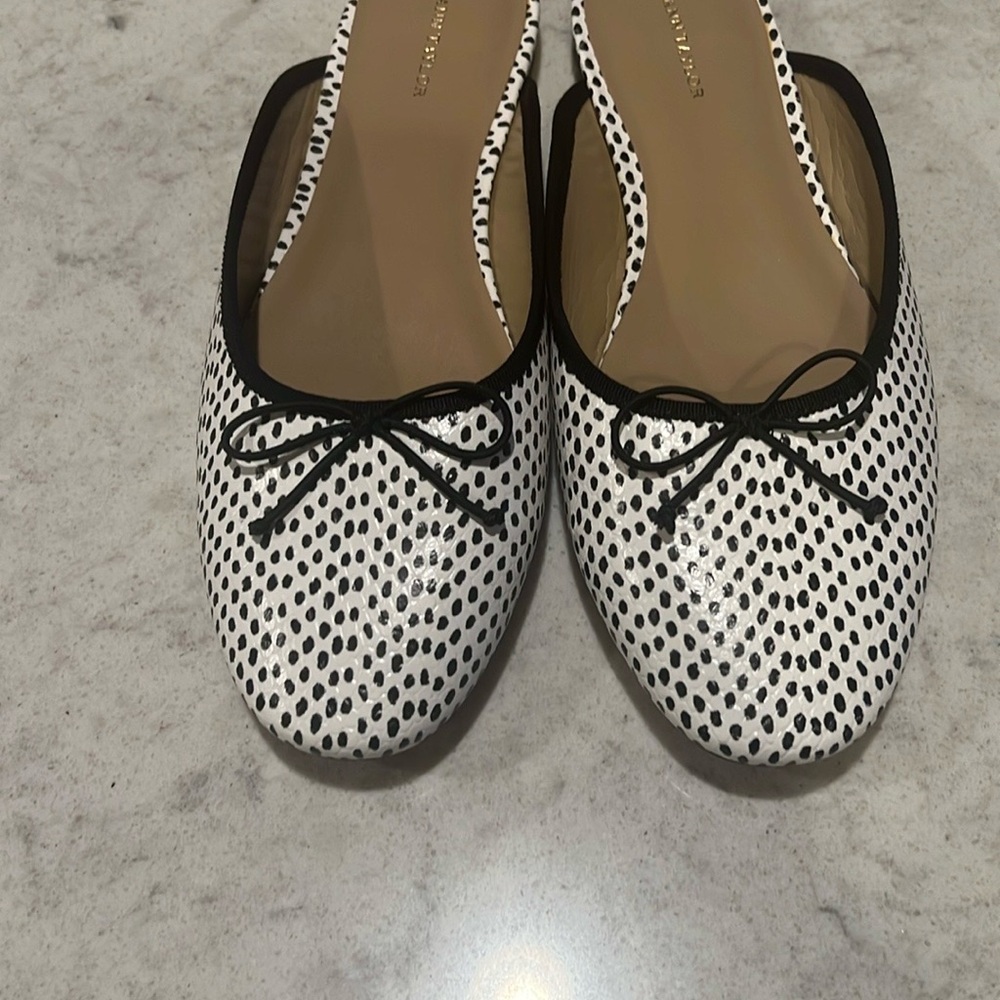 Ann Taylor Black and White Geometric Flats